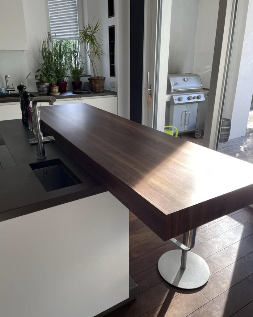 Detailaufnahme einer fachgerechten Holzerweiterung an einer Arbeitsplatte – Präzisionsarbeit der Schreinerei Pass-Genau in Pulheim.