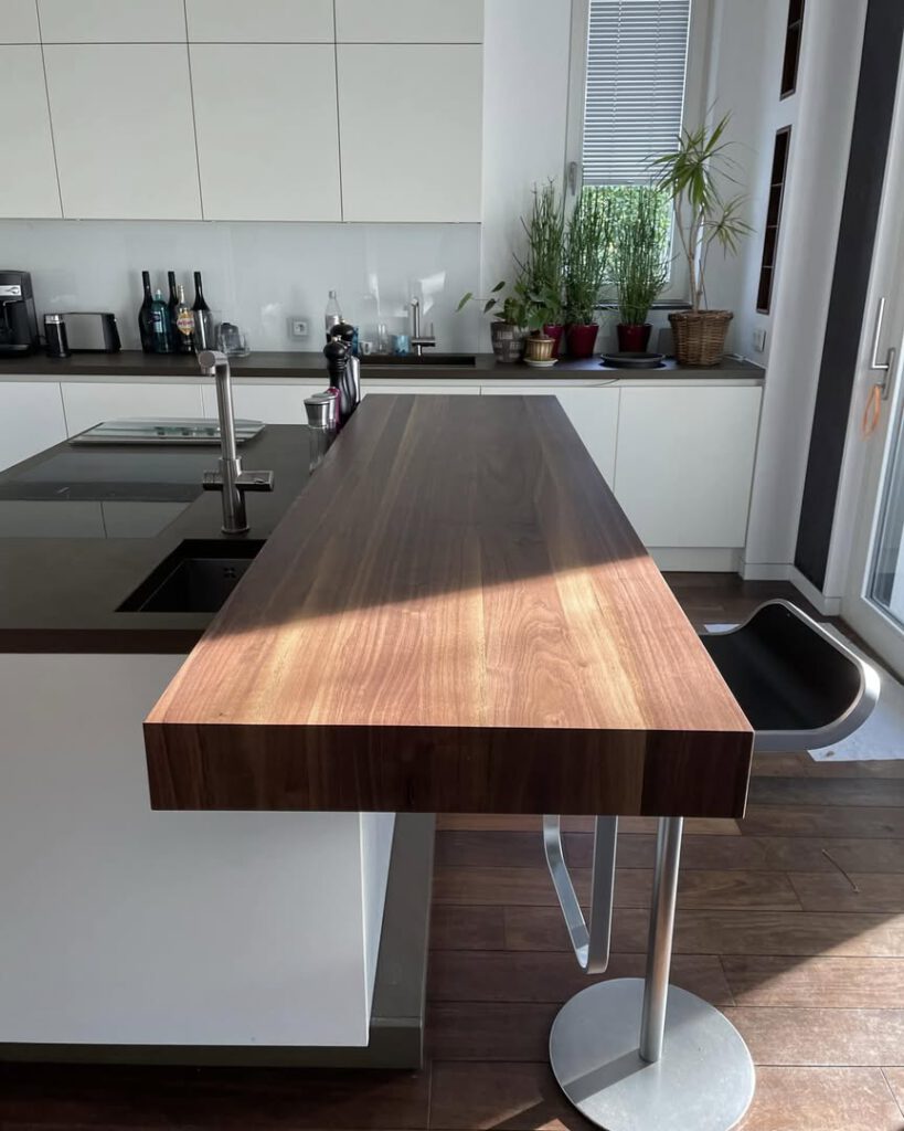 Detailaufnahme einer fachgerechten Holzerweiterung an einer Arbeitsplatte – Präzisionsarbeit der Schreinerei Pass-Genau in Pulheim.