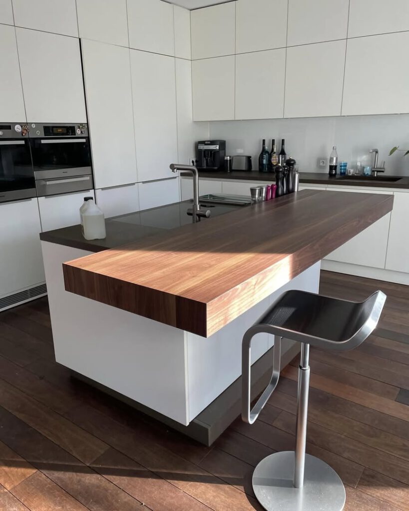 Detailaufnahme einer fachgerechten Holzerweiterung an einer Arbeitsplatte – Präzisionsarbeit der Schreinerei Pass-Genau in Pulheim.