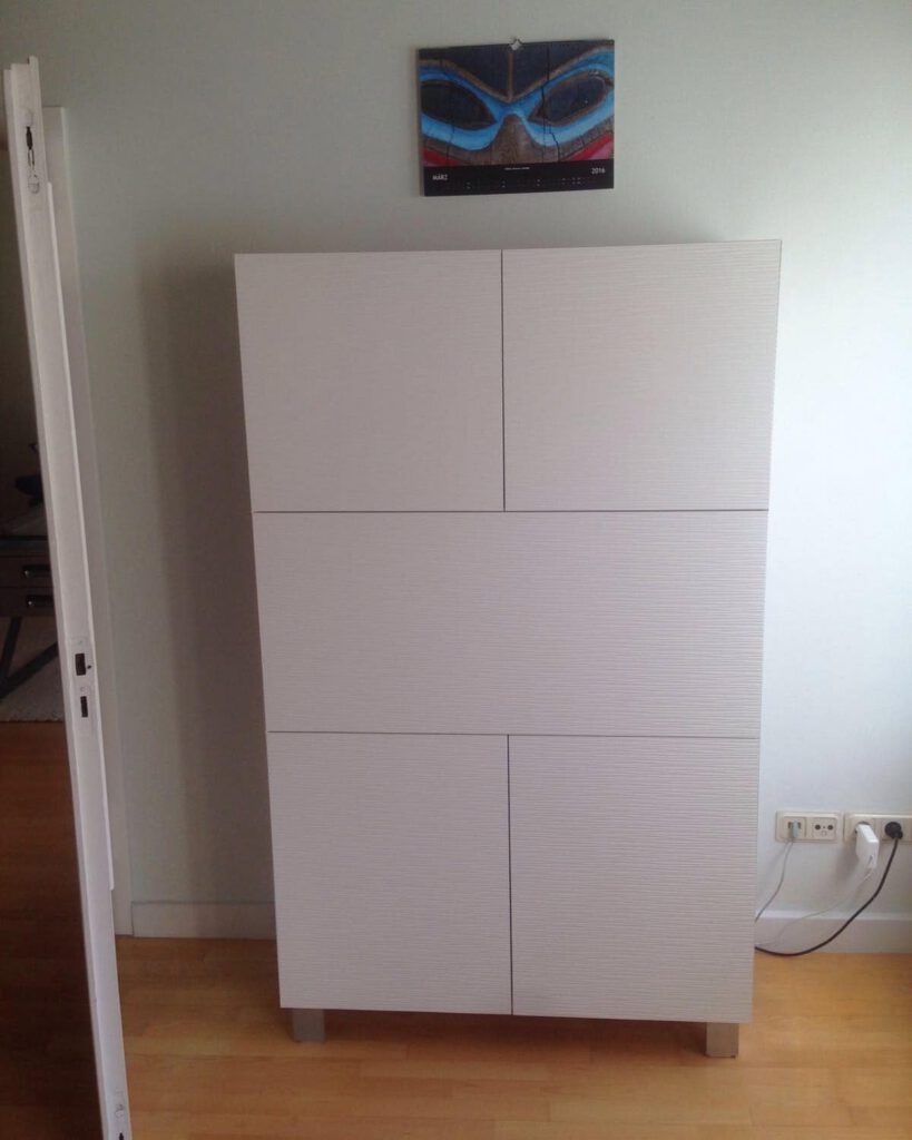 Weiße Kommode nach Maß mit Echtholzfüßen – Handarbeit Ihrer Schreinerei in Pulheim.