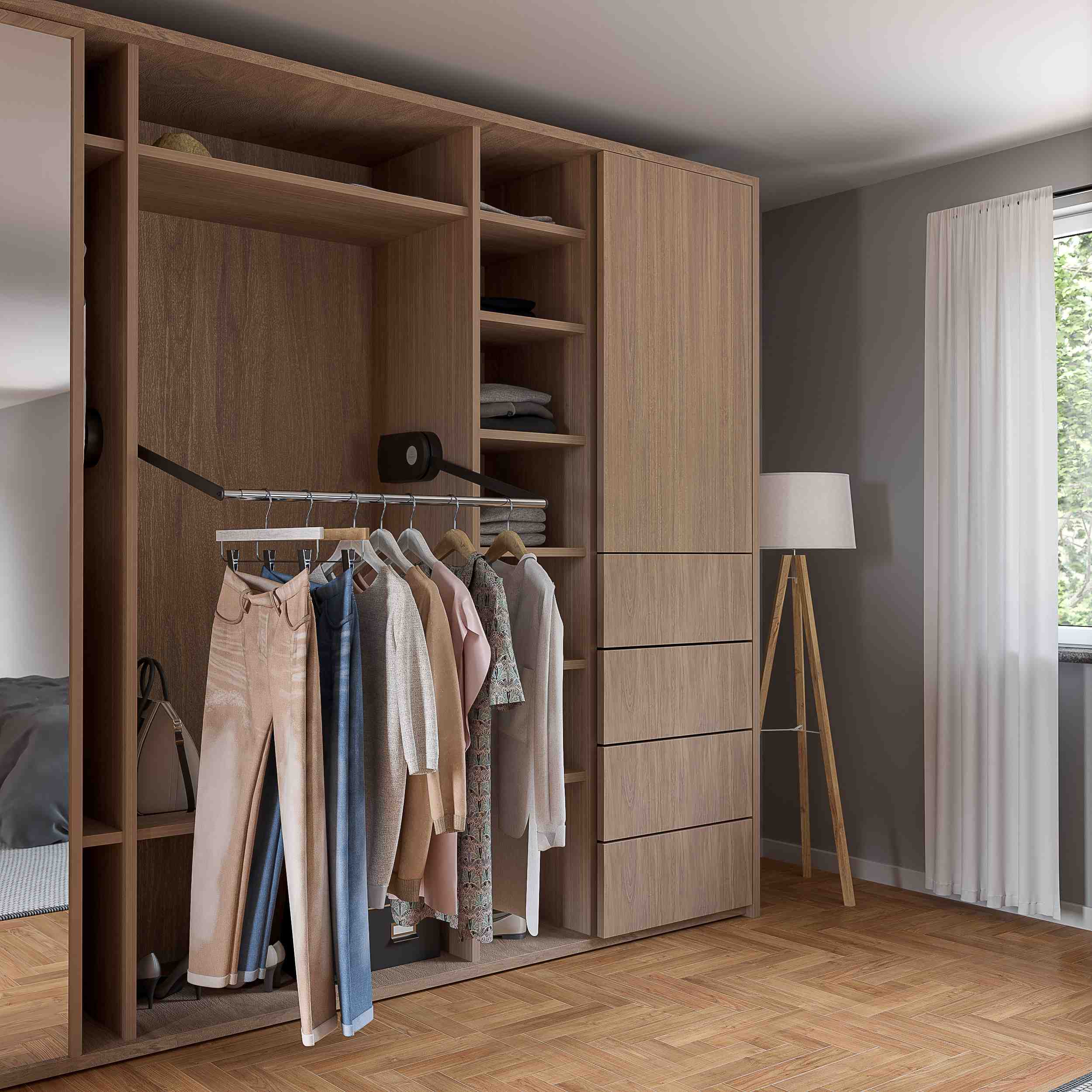 Ein offener, maßgefertigter Holz-Kleiderschrank. Eine motorisierte Kleiderstange (Kleiderlift) von Granberg ist nach unten und vorne gefahren, um Hemden und Jacken aus dem Sitzen bequem erreichbar zu machen. Schreinerei pass-genau Pulheim.