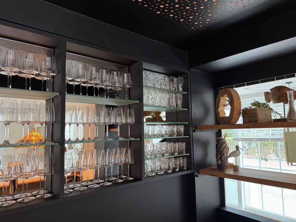 Detailansicht eines maßgefertigten Gläserregals in schwarzem Design für eine Bar oder Restaurant.